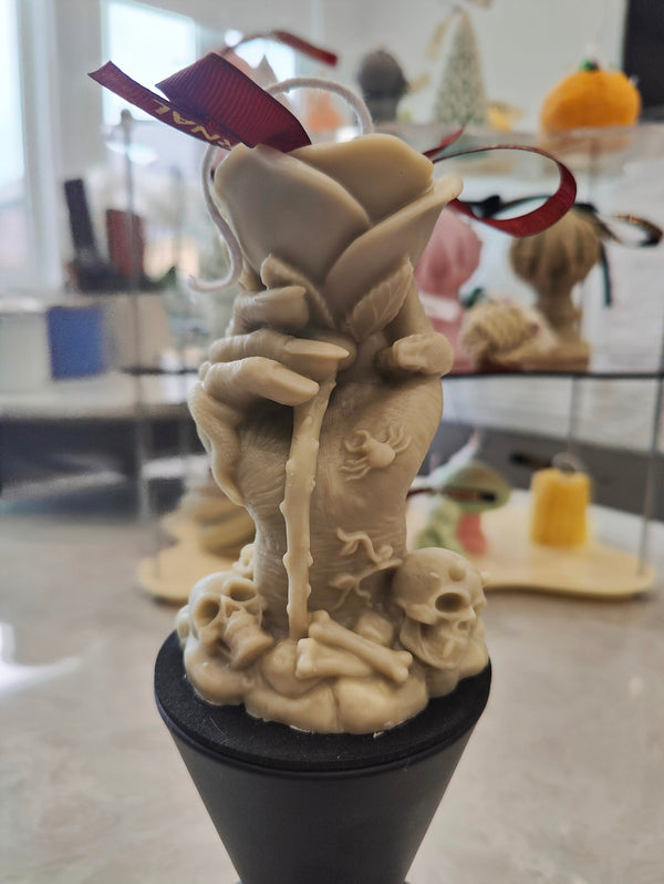 Skulpturale Kerze „Rosenhand“