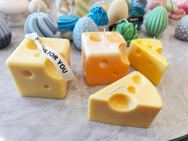 Schweizer Käse Skulpturale Kerze | Individueller Duft | Handgemachtes Geschenk | Einzigartige Wohndekoration | Umweltfreundliches Soja &amp; Bienenwachs